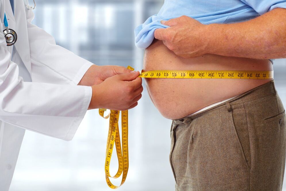 лікар вимірює талію пацієнта на дієті